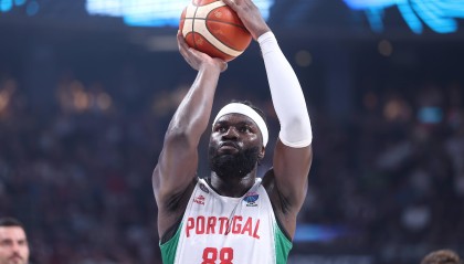 就靠你了！科塔首节5中2拿到6分3板2断1帽 得分全队一半